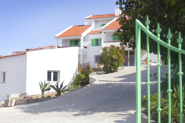 ola-onda-guesthouse-ericeira-front-view